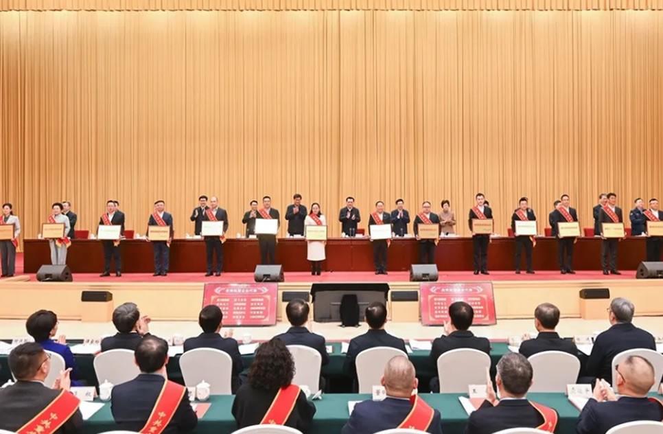 喜報(bào) | 山外山榮獲“重慶市優(yōu)秀民營企業(yè)”稱號！